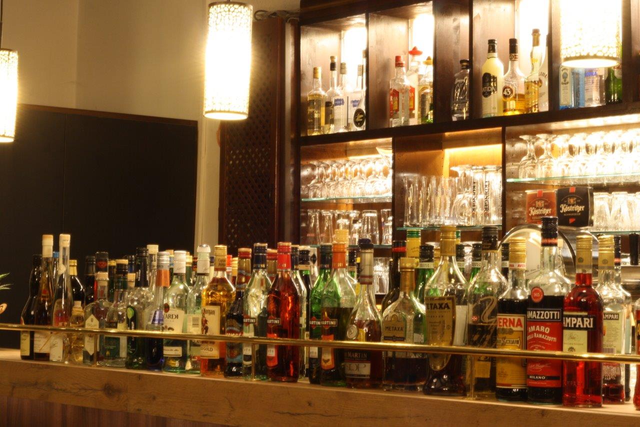 Bar im Restaurant Athen mit warmer Beleuchtung